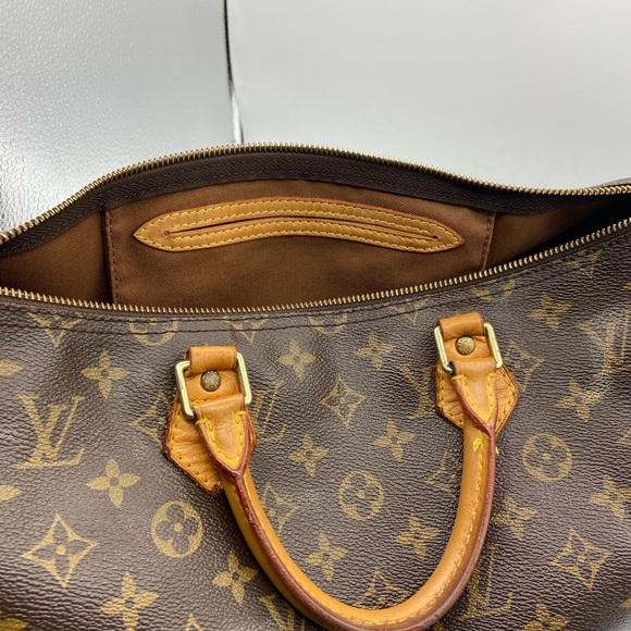 Louis Vuitton Speedy 35 Monogram Handbag. - Picture 10 of 15